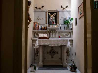 E dietro la porta ecco quindi svelarsi una cappella con un piccolo altare marmoreo dedicato alla Madonna...